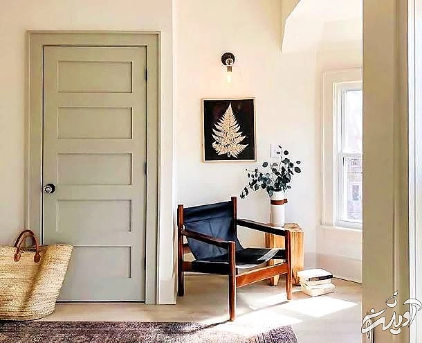 قاب عکس روی دیوار ورودی خانه